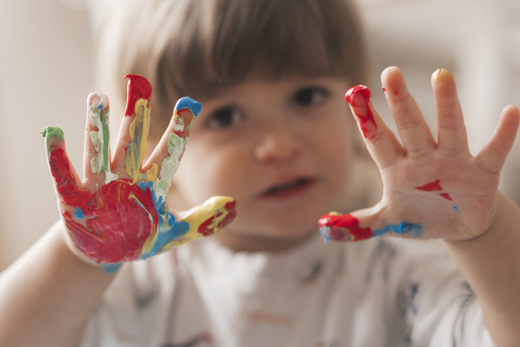 Giochi sensoriali per bambini dai 18 mesi in su: 10 idee da fare in casa